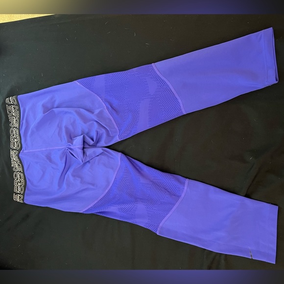 Nike Pro Dri Fit Women’s Seamless Capri Leggings - Picture 2 of 4